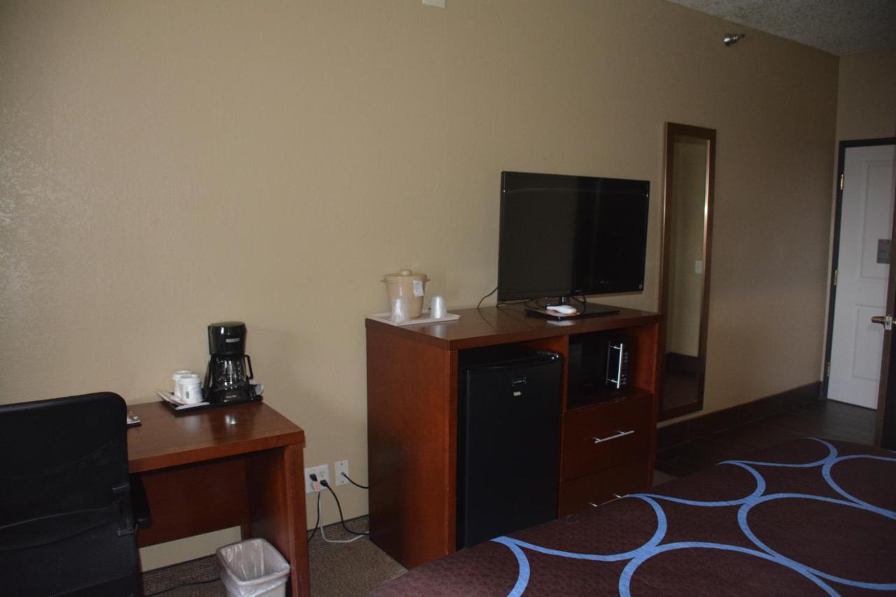 Super 8 By Wyndham Altoona Hotel Eksteriør billede